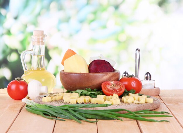 Świełe składniki i gotowe danie